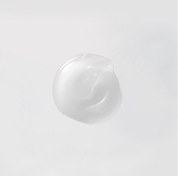 Macchia di gel chiaro e cremoso. Su sfondo chiaro.