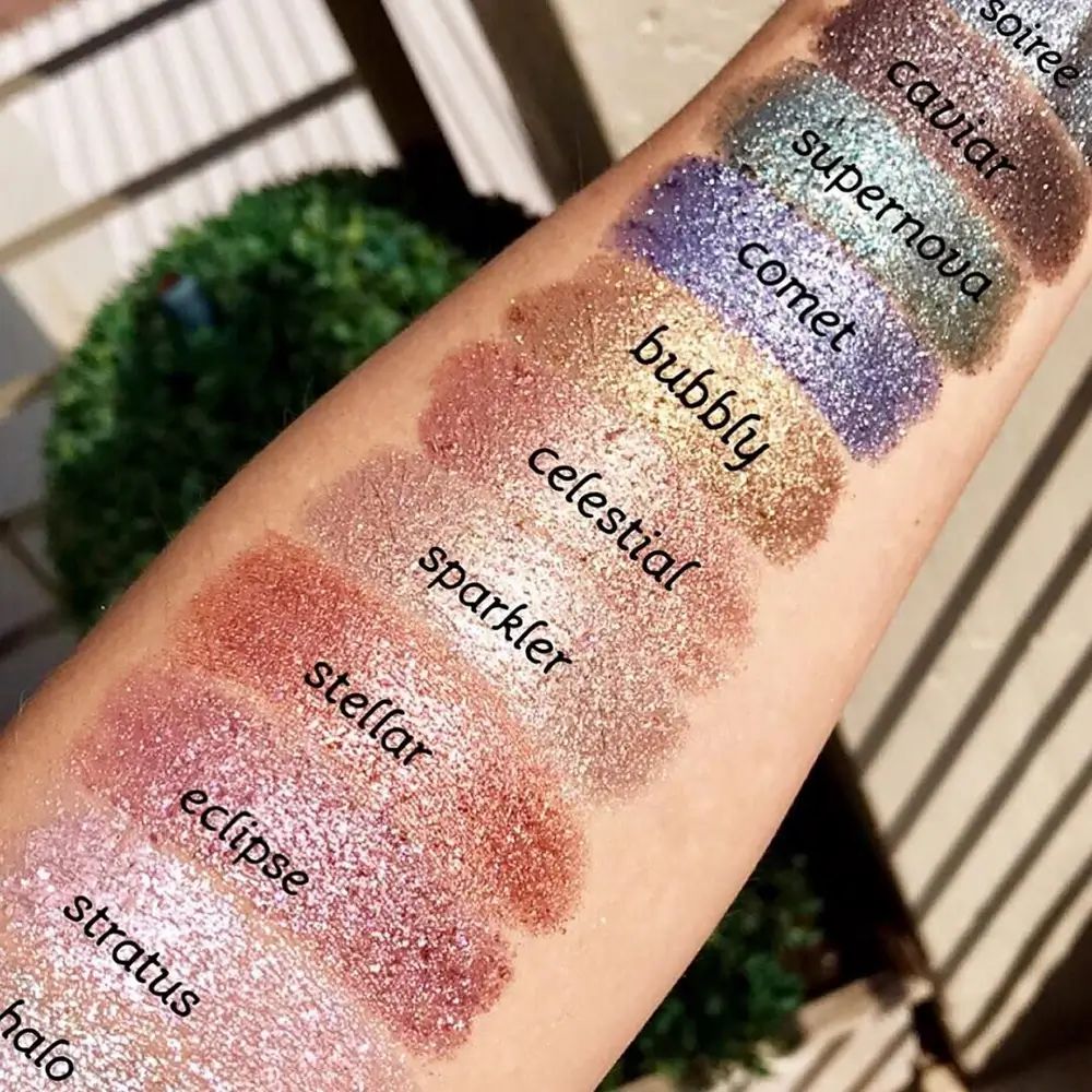 Avambraccio con campioni di ombretto. Colori: Stratus, Eclipse, Stellar, Sparkler, Celestial, Bubbly, Comet, Supernova, Caviar, Soiree, Halo.