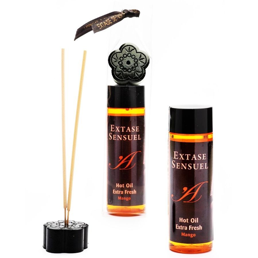 Due flaconi di Extase Sensuel Hot Oil Extra Fresh Mango, un diffusore di profumo con bastoncini e un ciondolo decorativo.