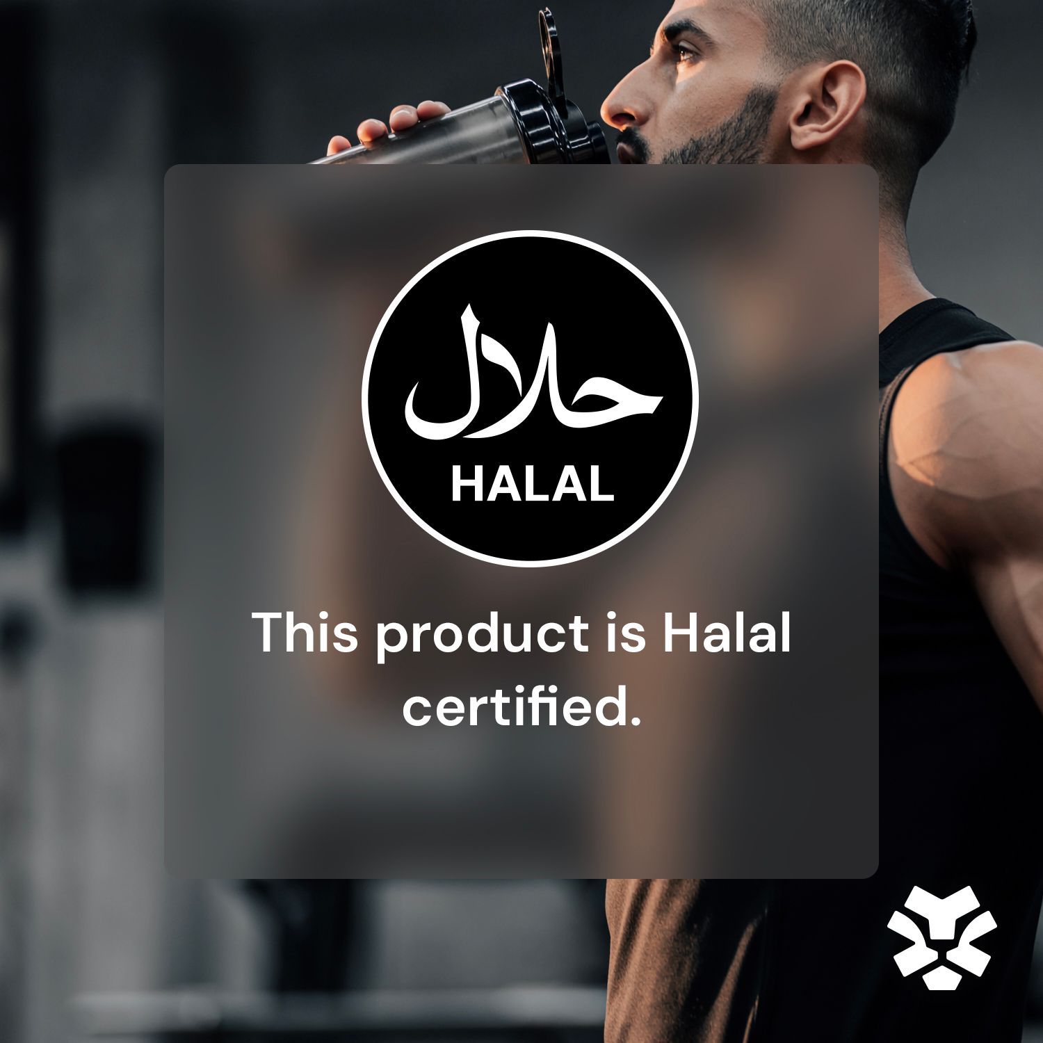 Uomo che beve da un bicchiere di frullato proteico, con logo di certificazione Halal visibile.
