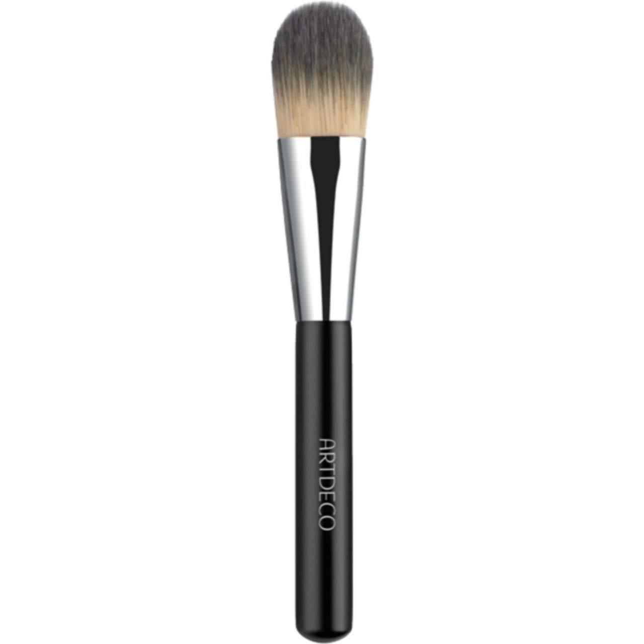 Pennello trucco con manico nero, ghiera argentata e testina chiara. Sul manico è scritto ARTDECO.