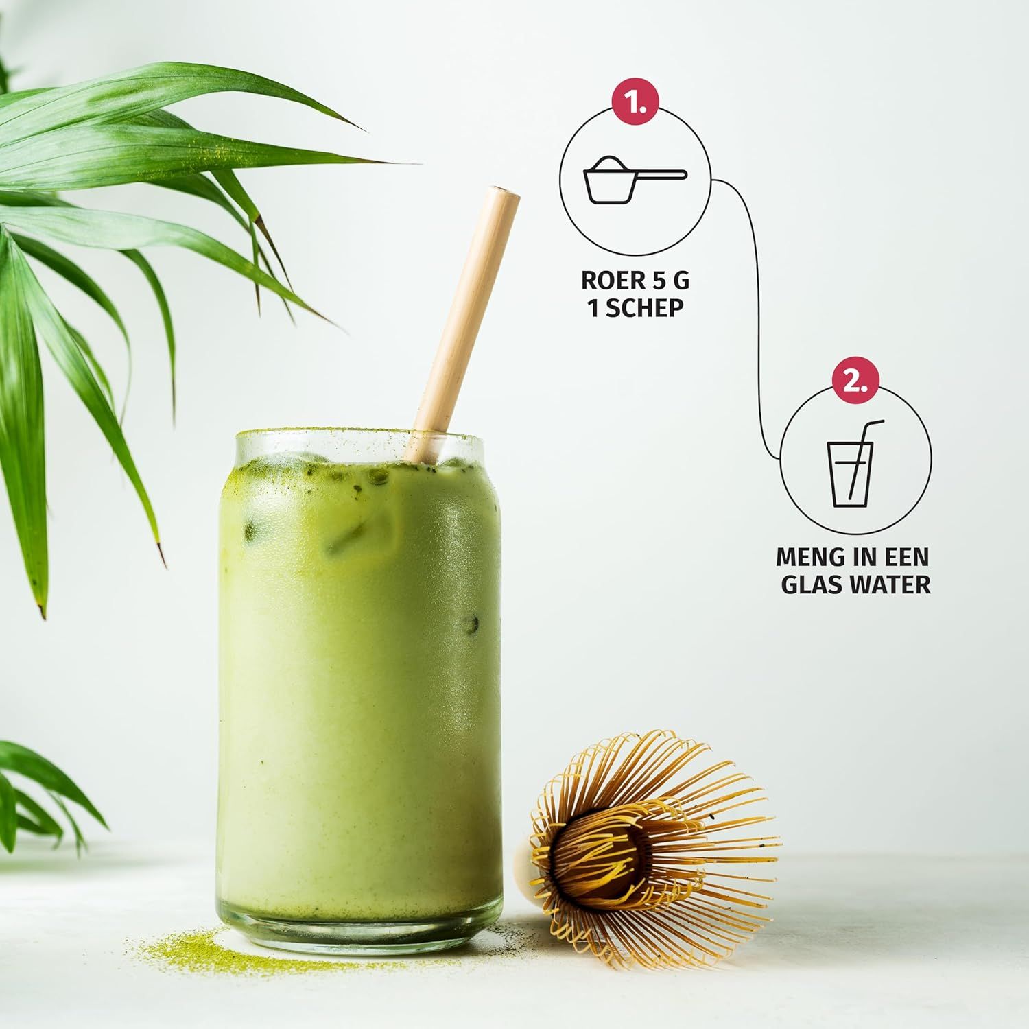 Bicchiere con bevanda verde, cubetti di ghiaccio, cannuccia, frusta. Istruzioni: 5g di polvere, acqua.
