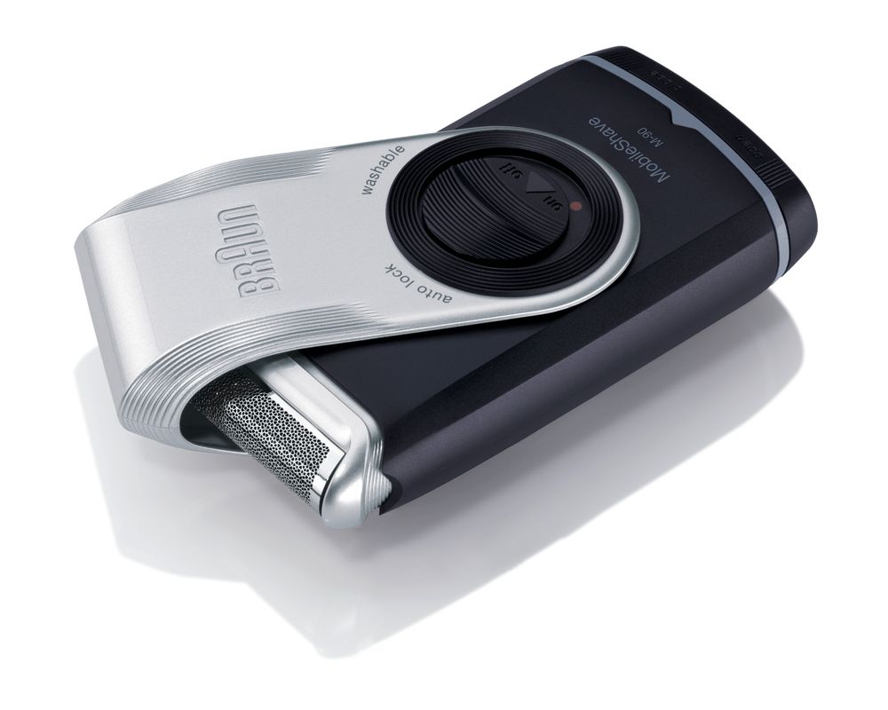 Rasoio elettrico nero e argento. Visibili: testina, logo Braun, interruttore.