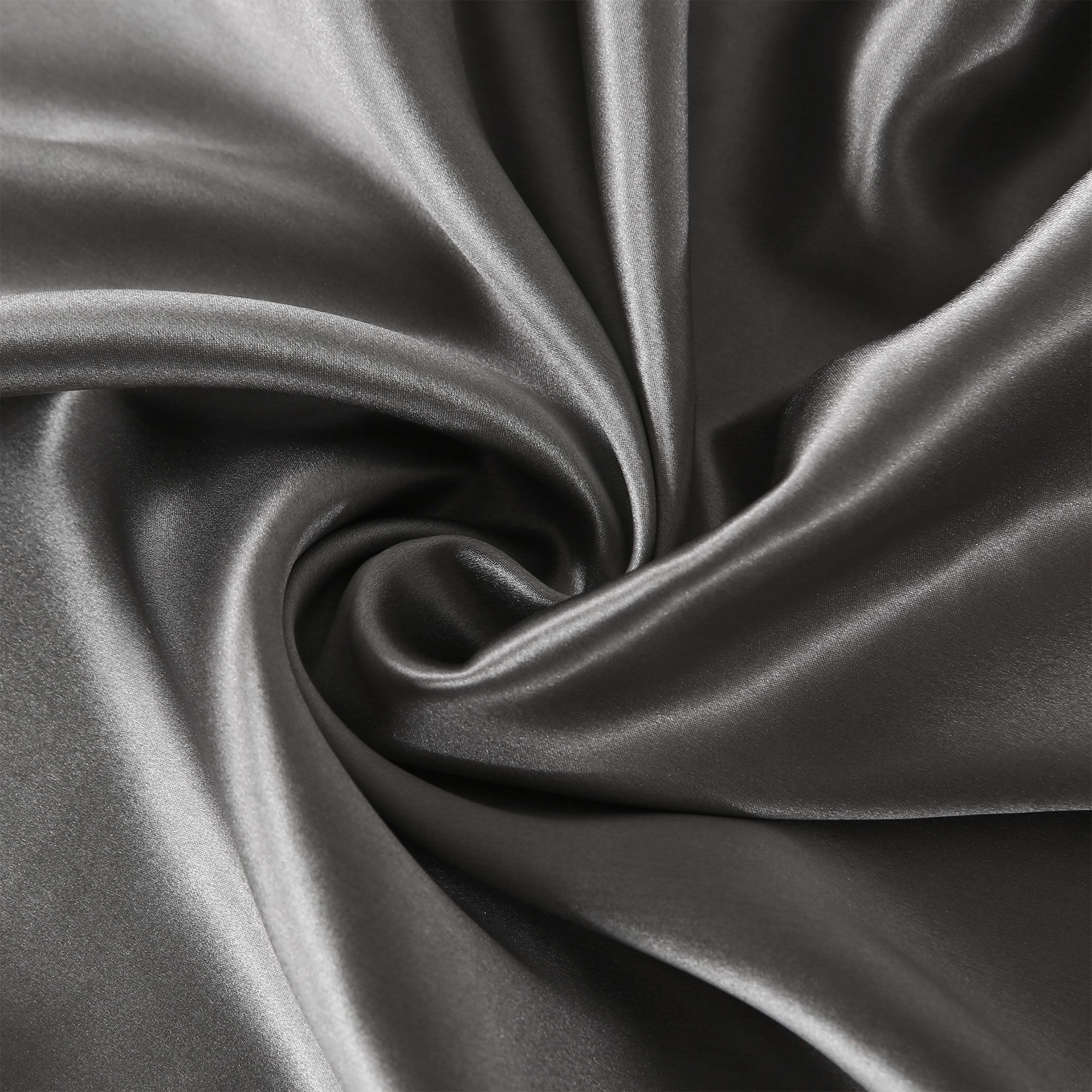 Tessuto di seta grigio liscio, drappeggiato in morbide pieghe.
