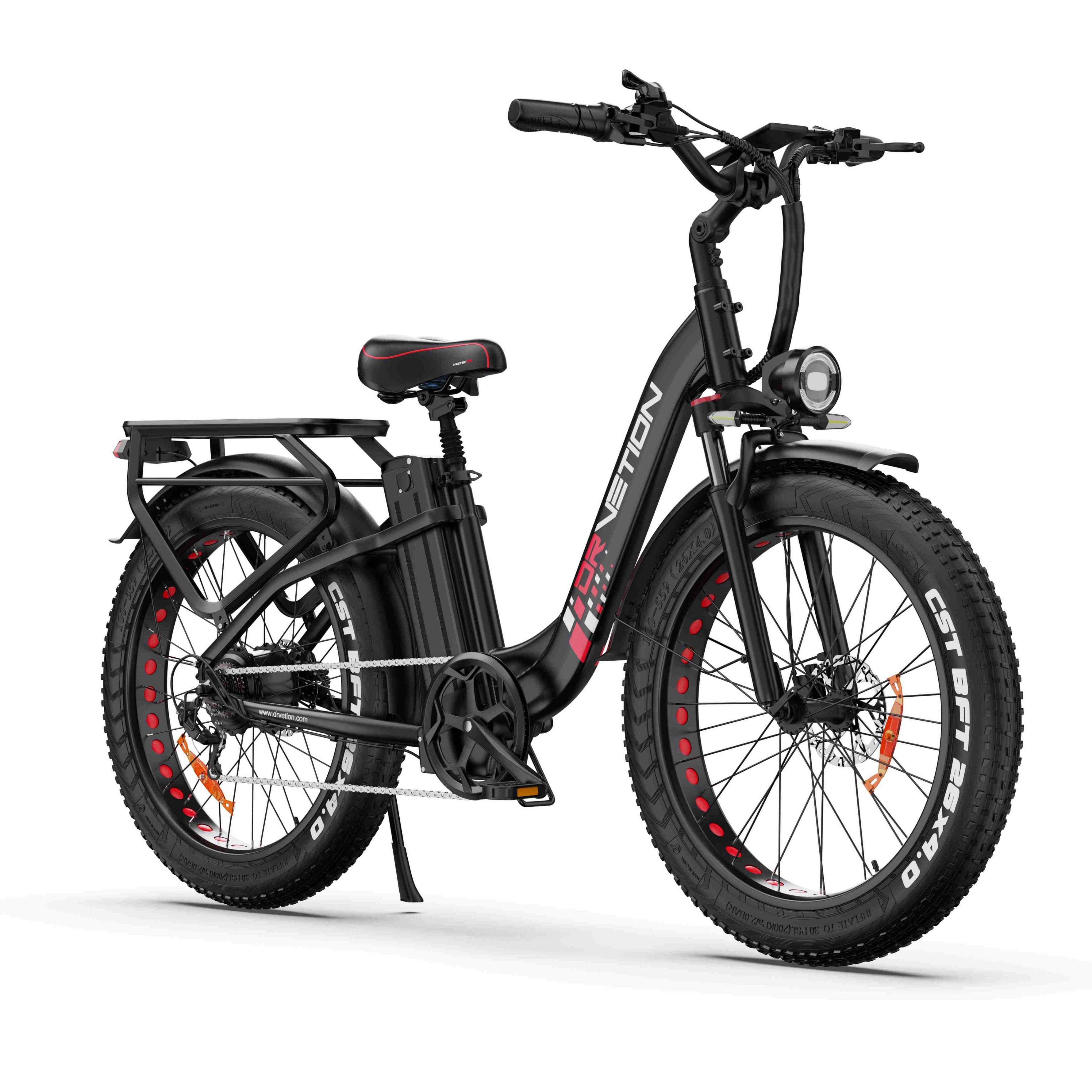 E-bike nero con dettagli rossi. Logo DRVETION visibile, pneumatici larghi, portapacchi, faro.