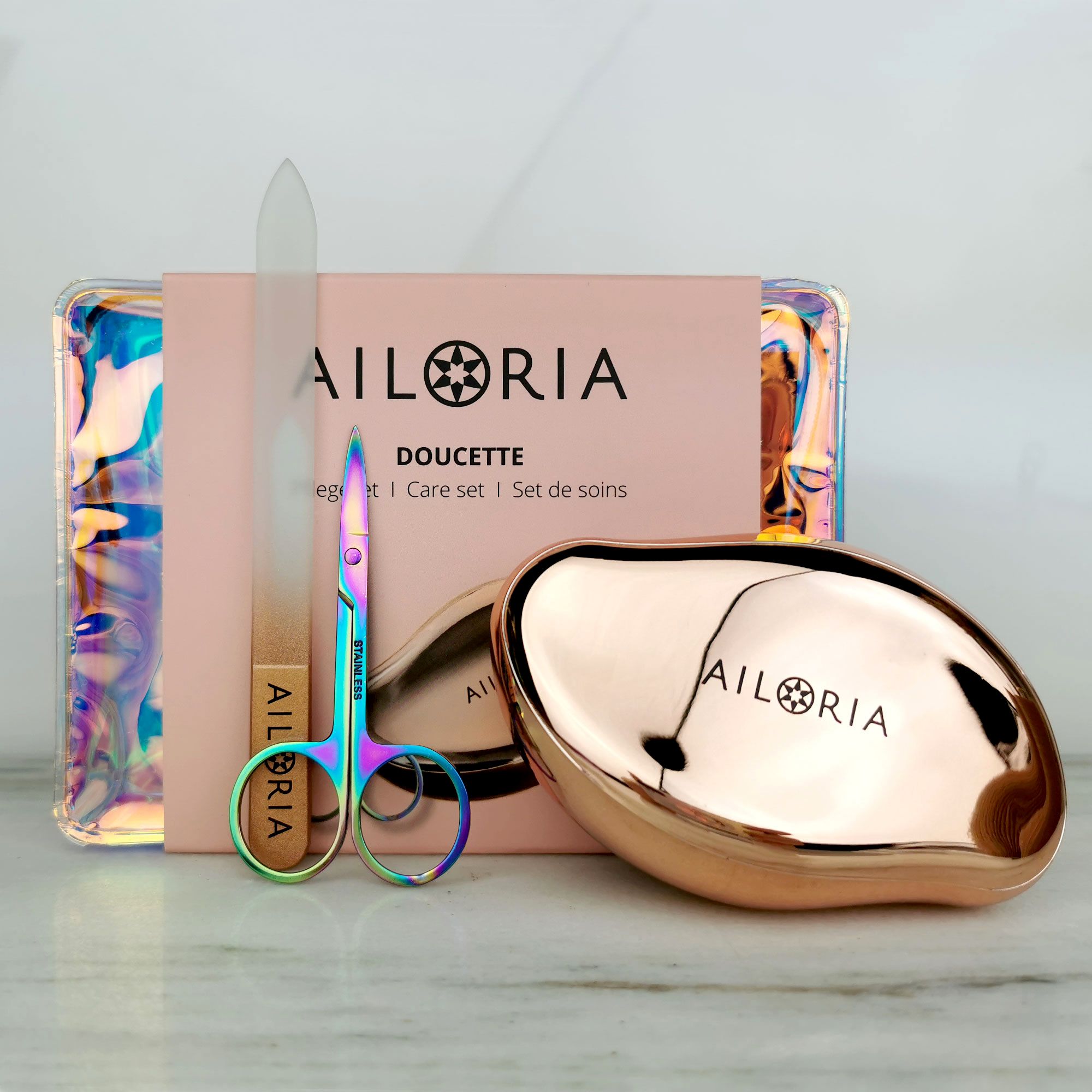 Set con lima per piedi, forbici, custodia e confezione. AILORIA DOUCETTE. Colori arcobaleno.
