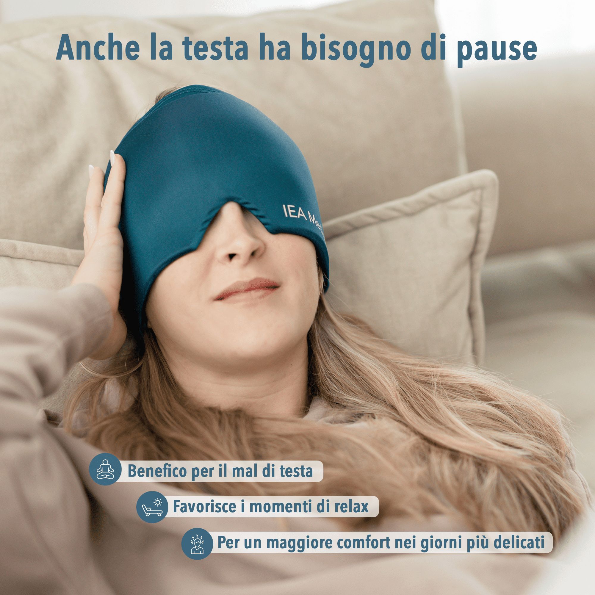 Donna con fascia blu sul divano. Testo: Anche la testa ha bisogno di pause. Logo IEA Medical.