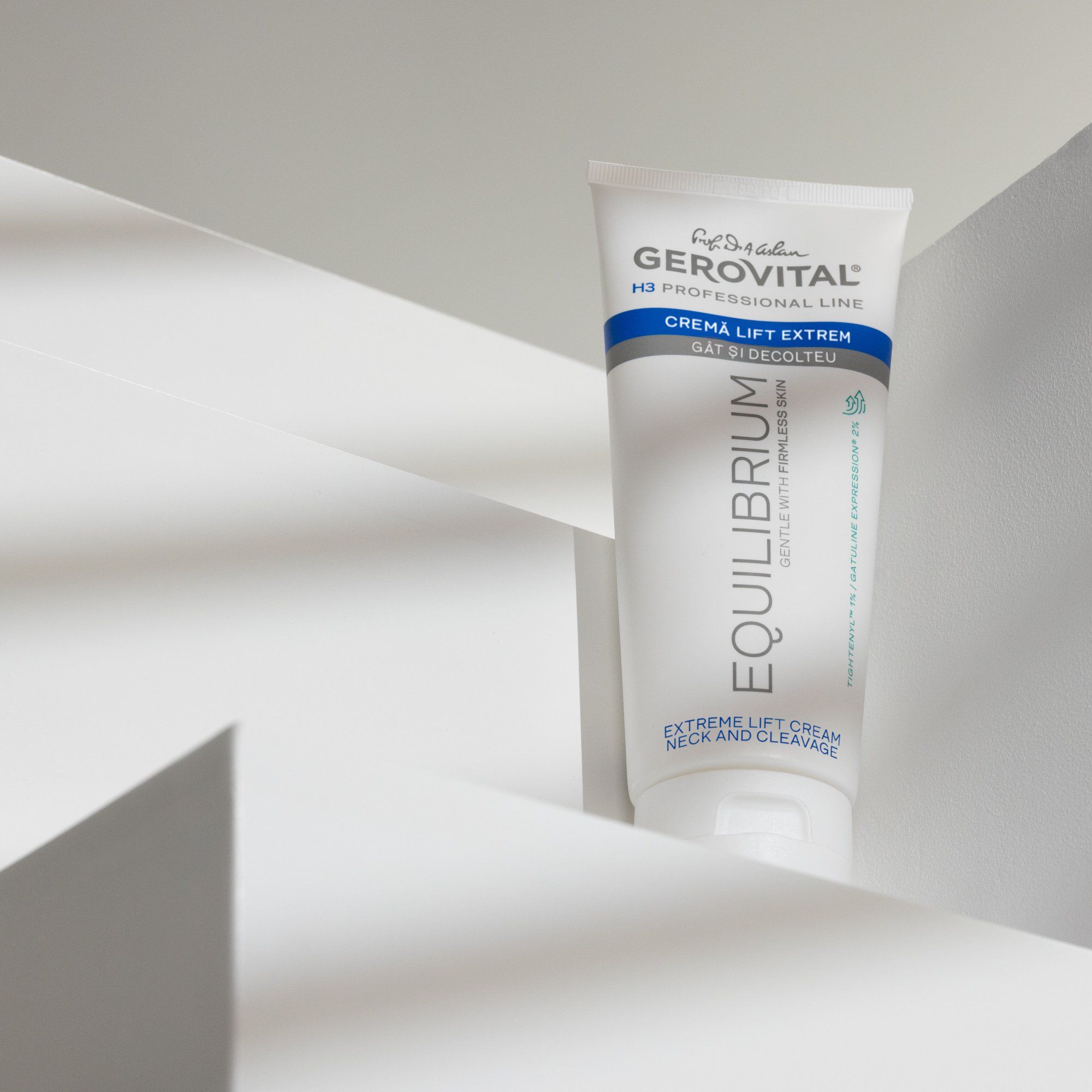 Tubo bianco con scritte blu e grigie. Testo: Gerovital H3, Equilibrium, Crema Lift Estrema, Collo e Décolleté. Su sfondo bianco.