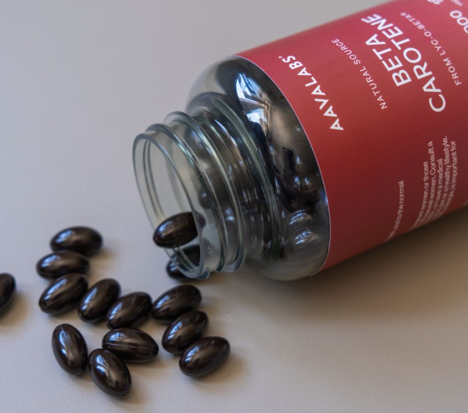 Flacone Aavalabs Beta Carotene con softgel rovesciate. 15 mg, 25.000 UI.