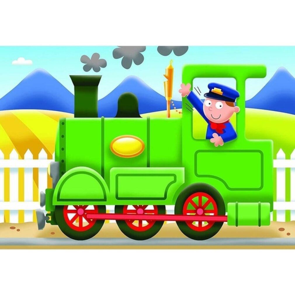 Treno verde con macchinista. Il treno viaggia sui binari. Il macchinista saluta. Sfondo: colline e cielo.