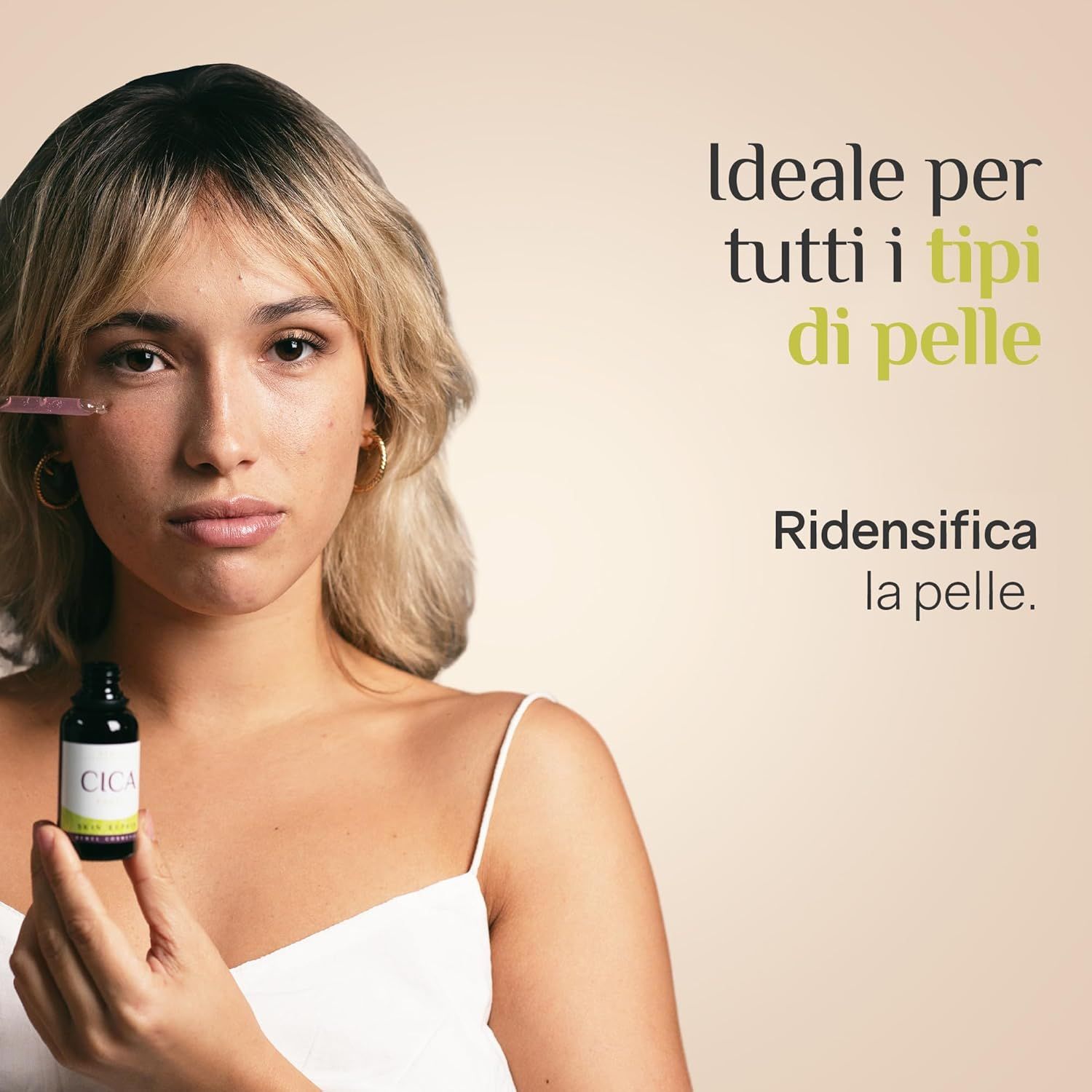 Donna che tiene un flacone di siero. Scritta: CICA. Ideale per tutti i tipi di pelle. Ridensifica la pelle.