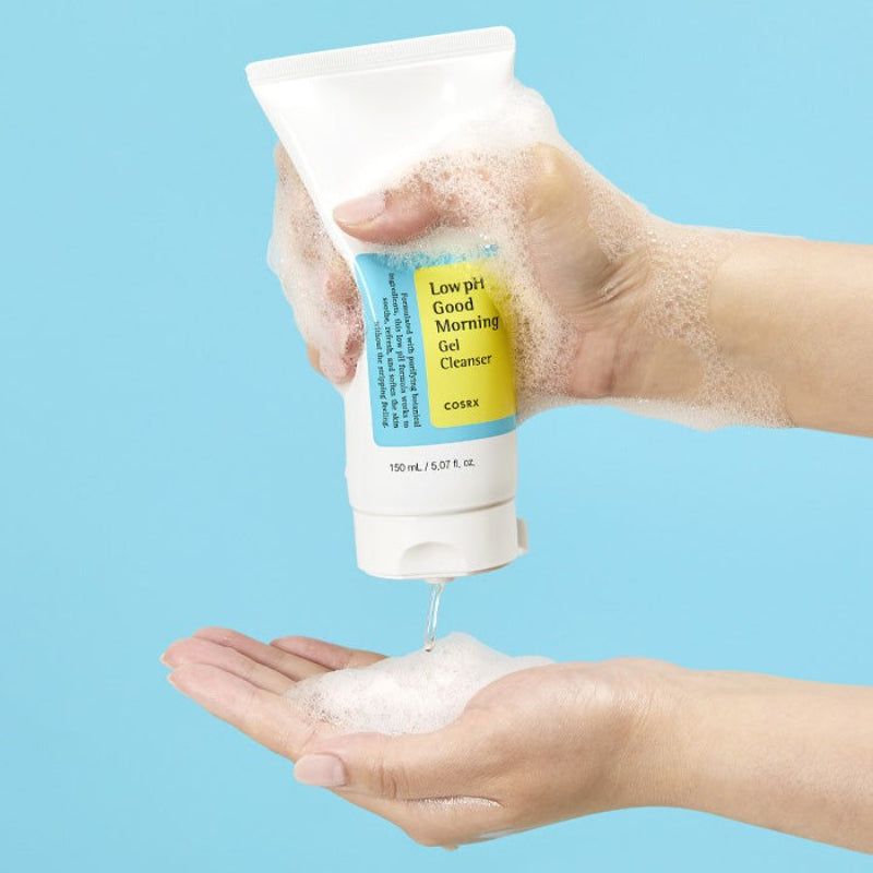 Mani che tengono un tubo. Il gel esce. Scritta: Low pH Good Morning Gel Cleanser, COSRX. 150 ml.