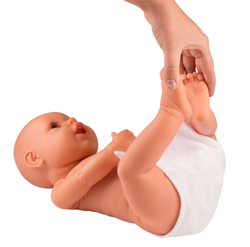 Bambola neonato, maschio, con pannolino. Tenuta per mano, gambe sollevate. Vinile color pelle, bocca aperta, pannolino bianco.