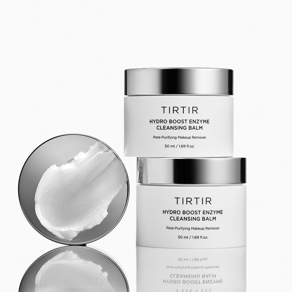 Due barattoli di TIRTIR Hydro Boost Enzyme Cleansing Balm, uno con coperchio sollevato e campione di balsamo.