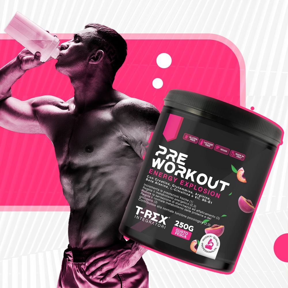 Un uomo beve una bevanda pre-allenamento da uno shaker. Sullo sfondo, un barattolo nero T-Rex Pre Workout. Scritta: Pre Workout Energy Explosion. Contiene creatina, glutammina, arginina, beta alanina, L-citrullina e Vit. B6-B1.