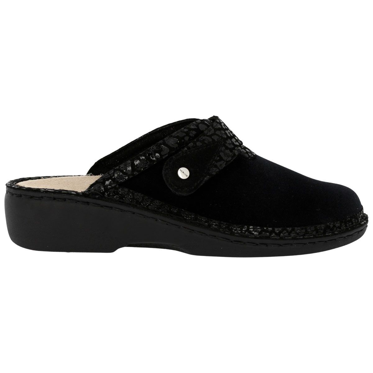 Zoccolo nero con cinturino in rilievo. Logo HERGOS sulla soletta. Cinturino regolabile.