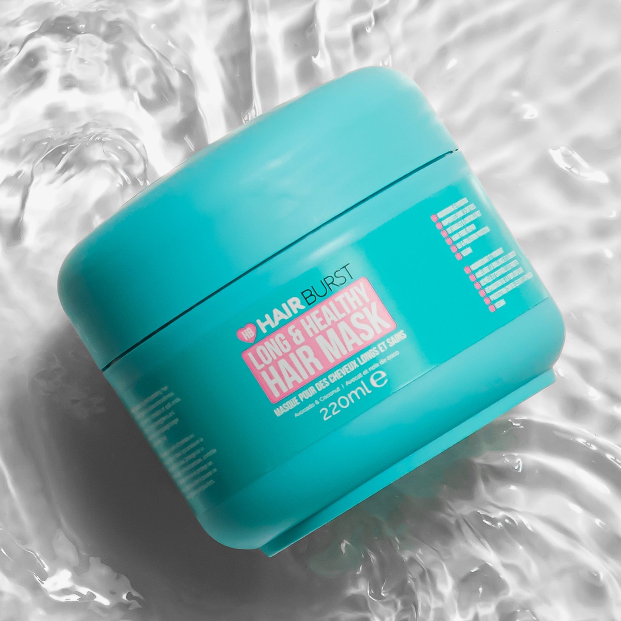 Barattolo turchese Hairburst Long & Healthy Hair Mask. 220ml. Scritta. Appoggiato sull'acqua. Onde.