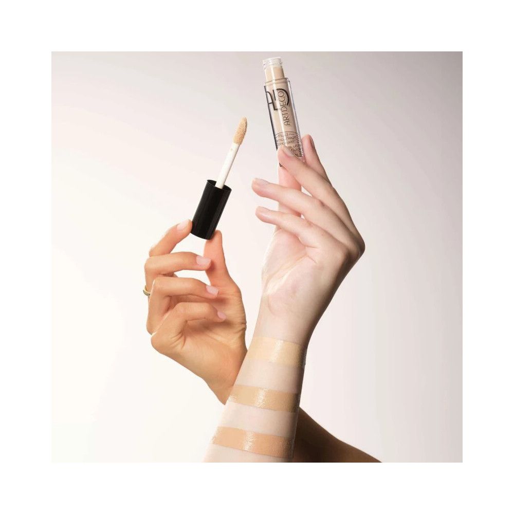 ARTDECO Concealer Fluid Camouflage, applicatore e campioni di colore sull'avambraccio.