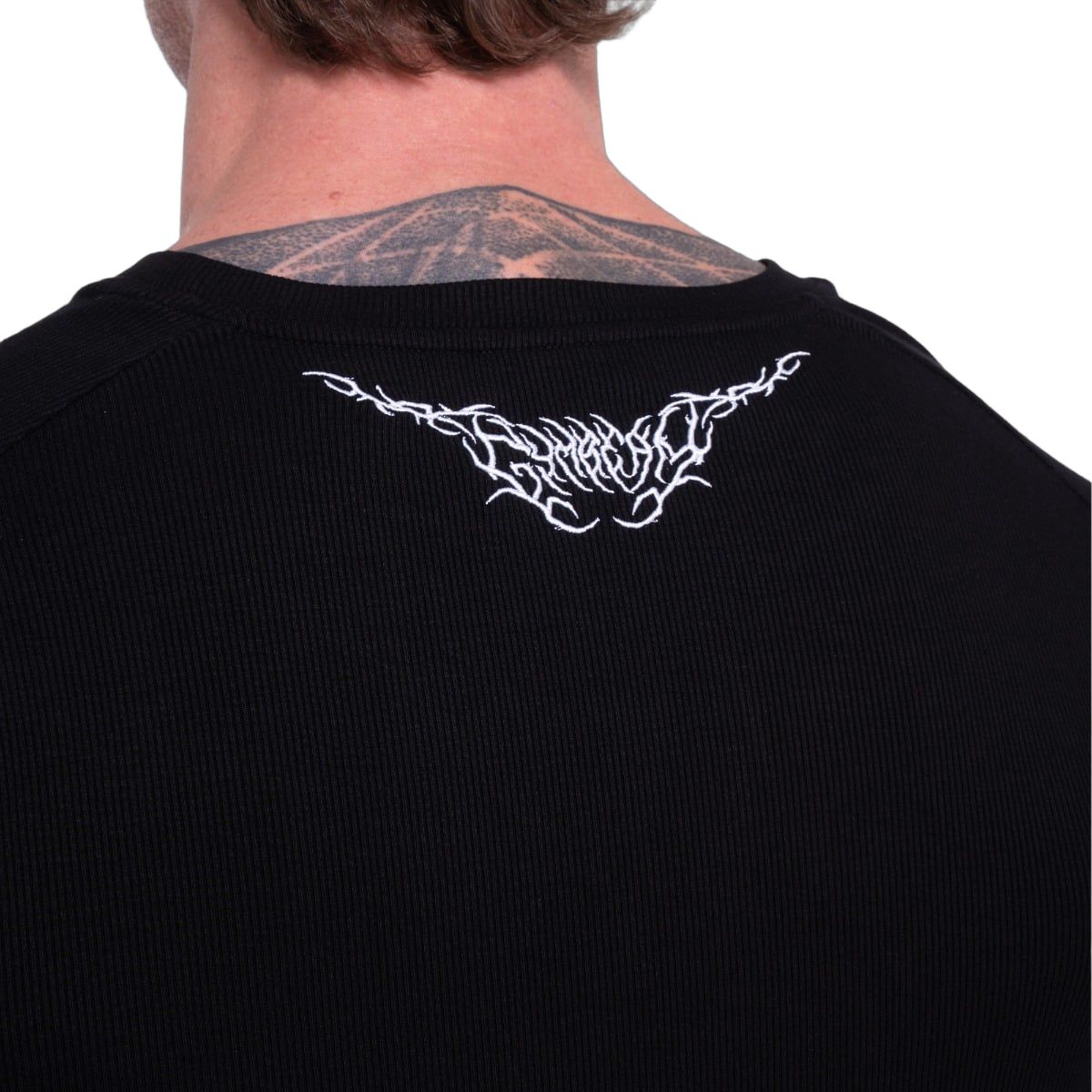 GymBeam T-shirt uomo Tribal nera slim fit a coste con manica corta
