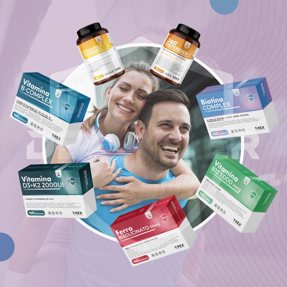 Coppia che si abbraccia, circondata da confezioni di integratori. Prodotti: Biotina Complex, Vitamina B-Complex, ecc.