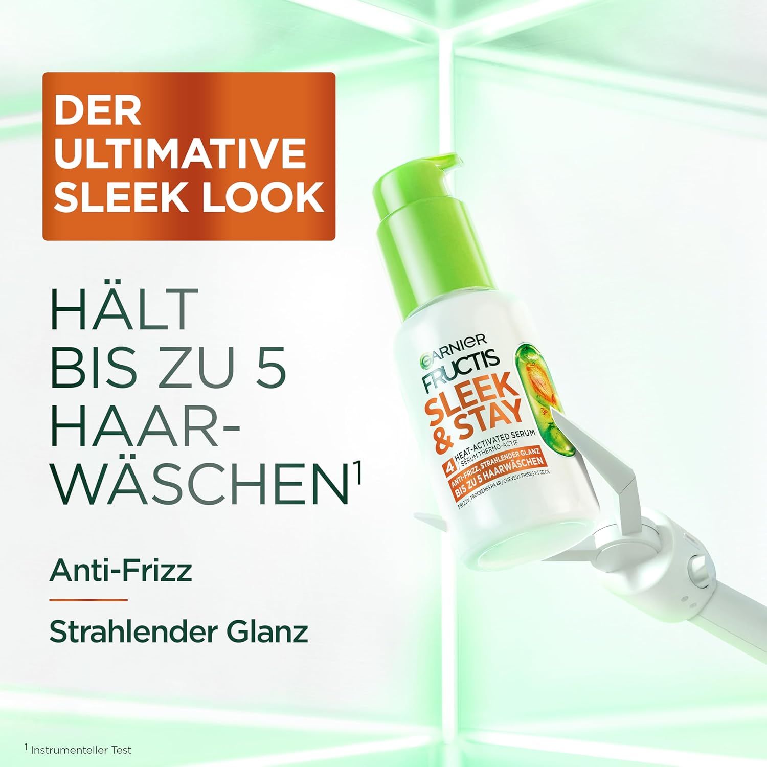 Flacone di siero Garnier Fructis Sleek & Stay. Flacone verde e bianco con pompa. Testo: L'aspetto liscio definitivo, dura fino a 5 shampoo.