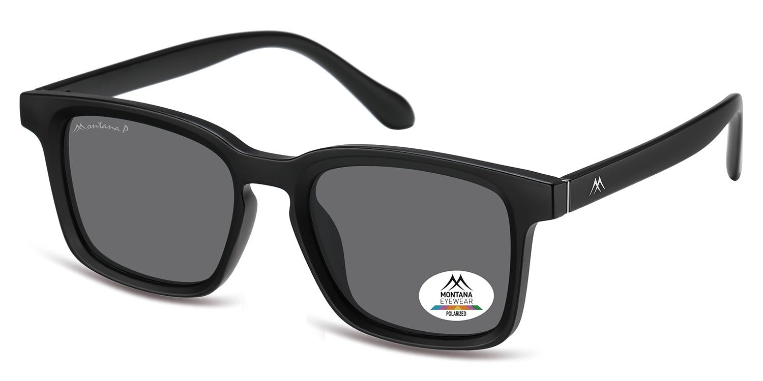 Occhiali da sole neri, in prospettiva. Logo Montana Eyewear sulla stanghetta sinistra e adesivo sulla lente destra.