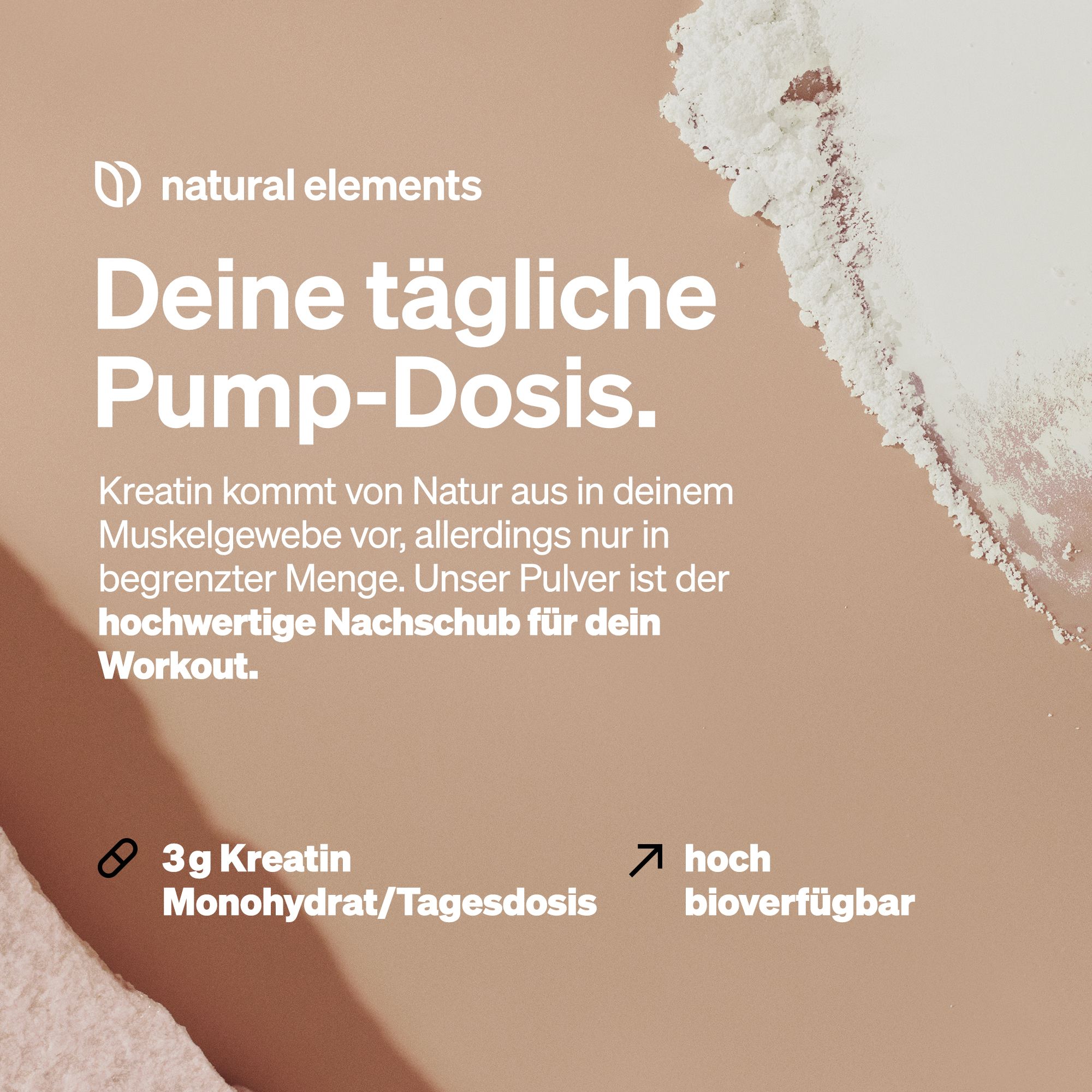 Sfondo beige con polvere e testo. Testo: 'La tua dose giornaliera di pompaggio'. '3g Creatina Monoidrato/dose giornaliera'. 'altamente biodisponibile'.