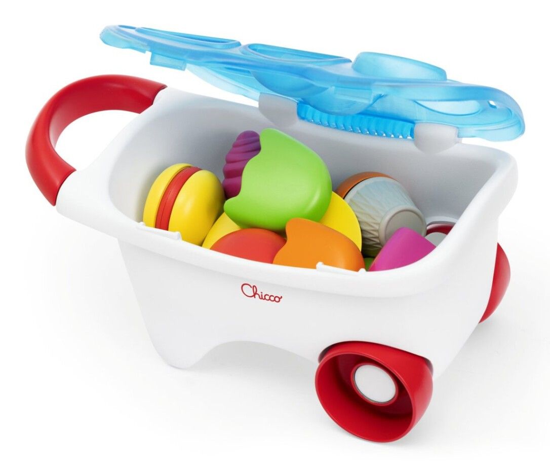 Carrello gelato giocattolo bianco con coperchio aperto. Contiene forme di gelati e macarons colorati. Logo "Chicco" visibile.
