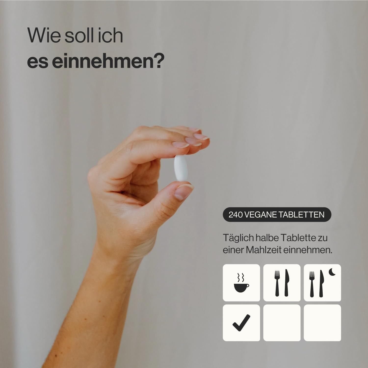 Mano che tiene una compressa bianca. Testo: 240 compresse vegane. Raccomandazioni d'uso con simboli.
