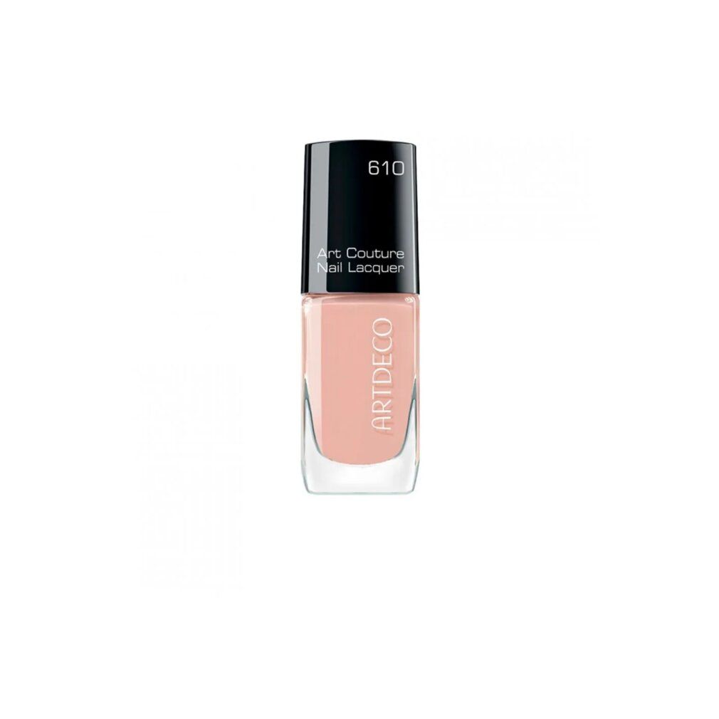 Flacone di smalto rosa chiaro. Tappo nero con scritta "610". Scritta "Art Couture Nail Lacquer" e "ARTDECO".
