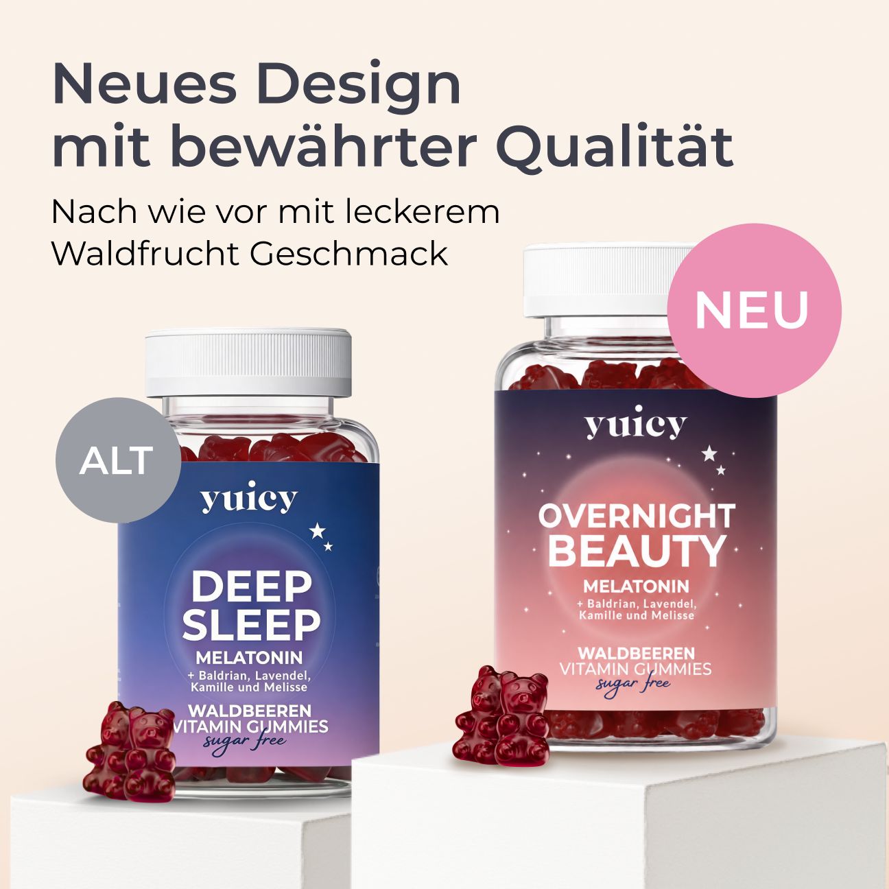 Due barattoli di yuicy® Deep Sleep e Overnight Beauty Gummies. Orsetti gommosi rossi. Testo: Melatonina, gusto frutti di bosco.