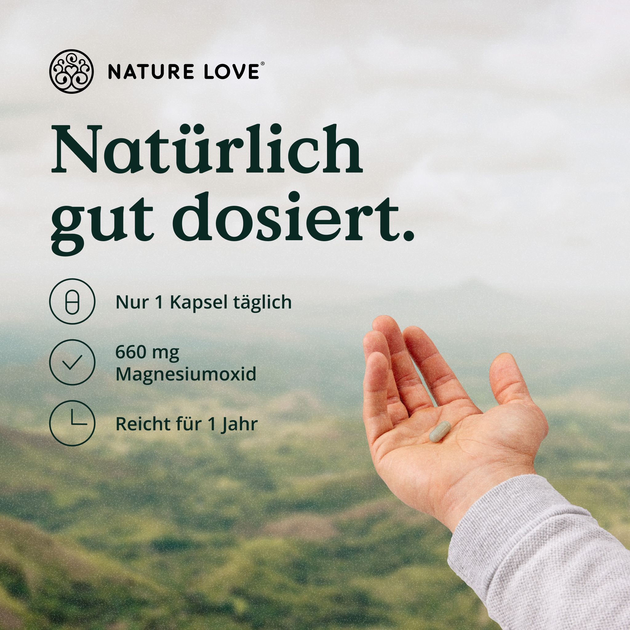 Mano con una capsula. Testo: Naturalmente ben dosato. 1 capsula al giorno, 660 mg di ossido di magnesio, dura 1 anno.