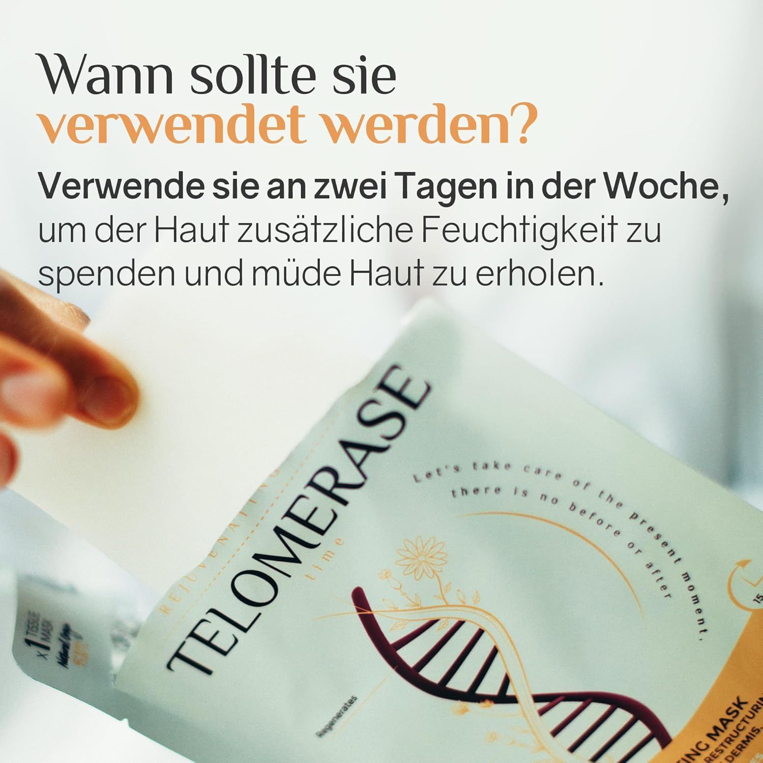 Mano che apre una maschera per il viso. Stampa: Telomerasi. Testo: Usalo due giorni a settimana per idratare la pelle.