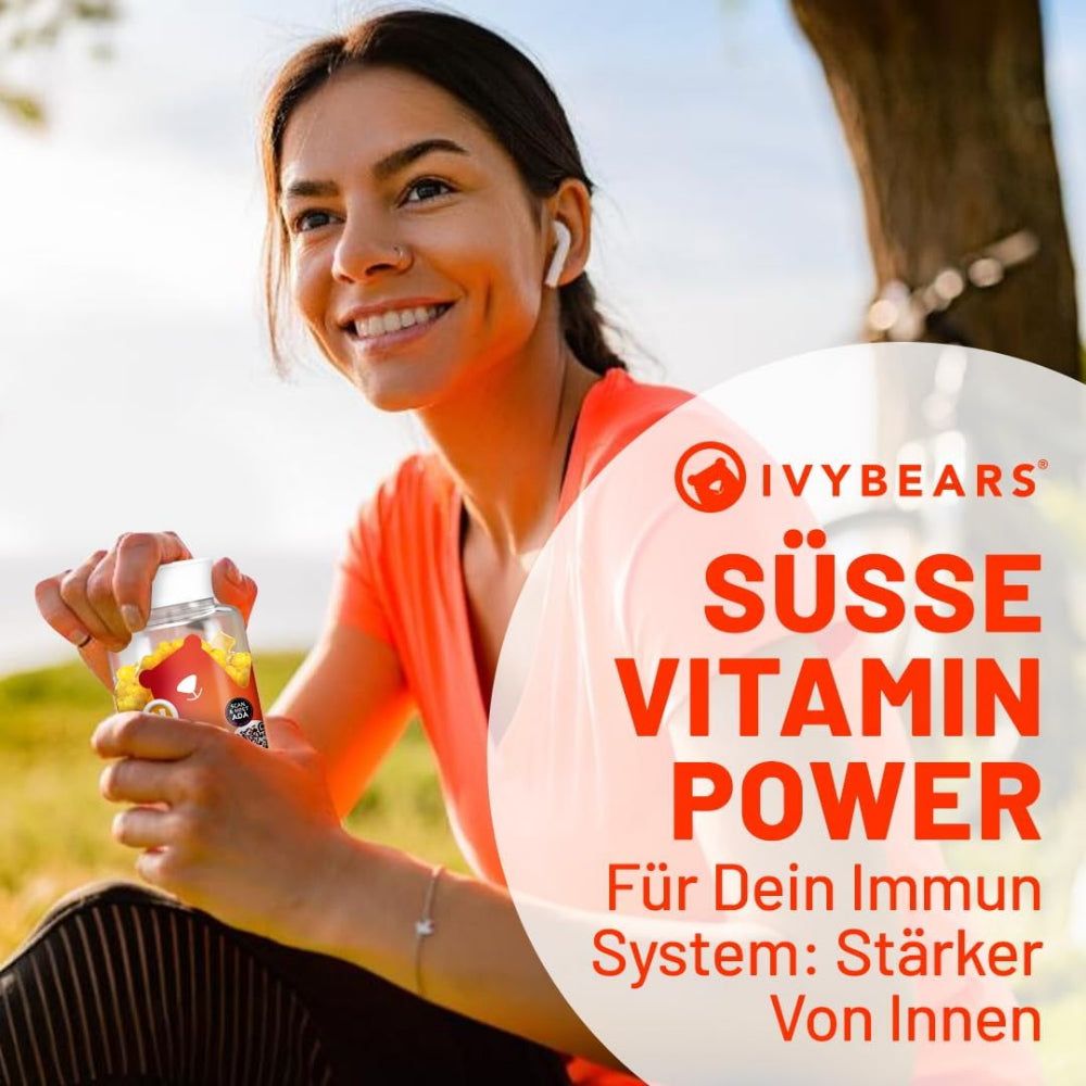 Donna con cuffie tiene in mano un flacone di orsetti gommosi. Testo: Süße Vitamin Power. Per il tuo sistema immunitario: più forte dall'interno.