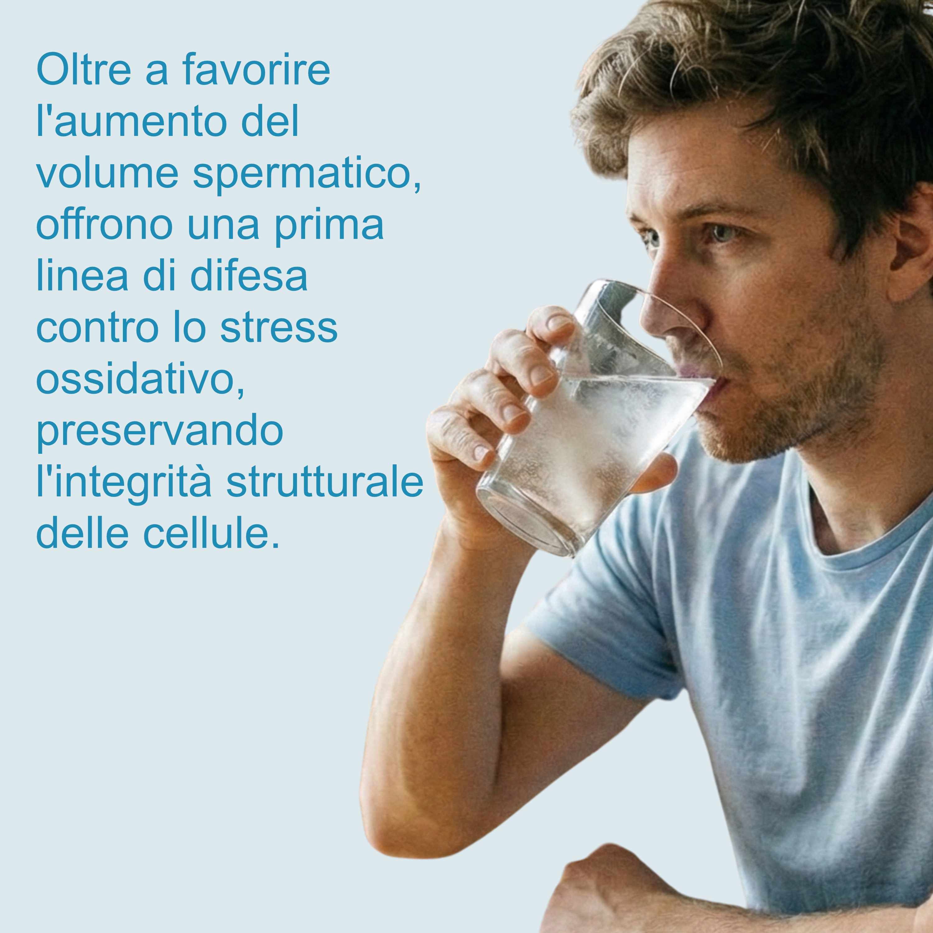 Un uomo beve acqua. Sfondo blu.