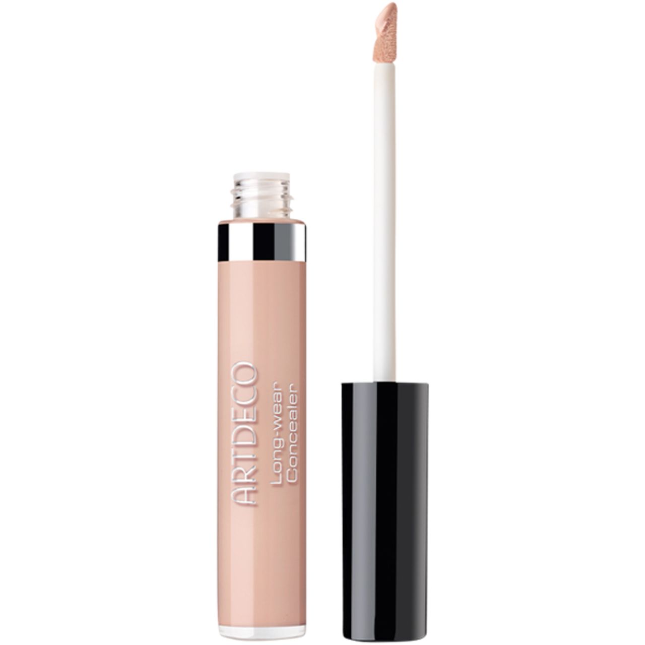 Tubo di correttore con tappo aperto e applicatore. Scritta: Artdeco Long-Wear Concealer.