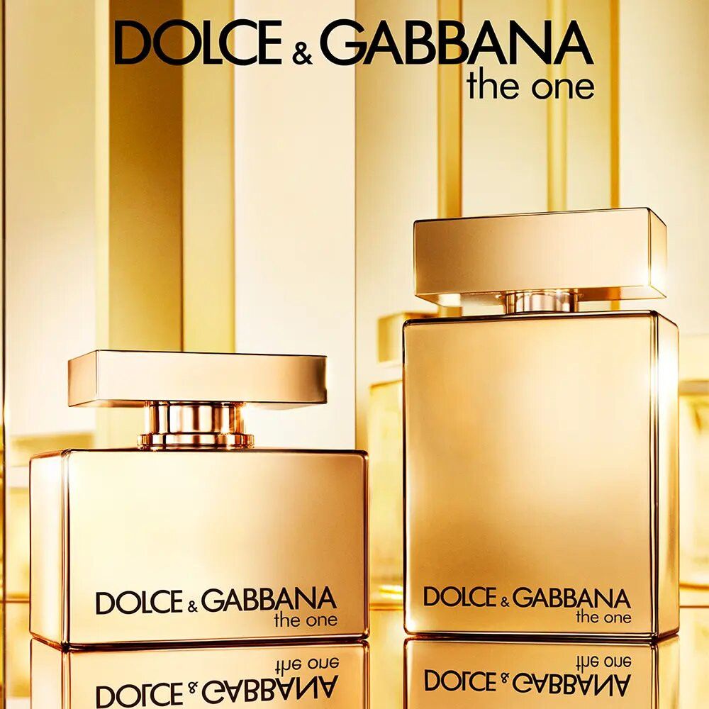 Due flaconi dorati Dolce & Gabbana The One. Scritta ben visibile.