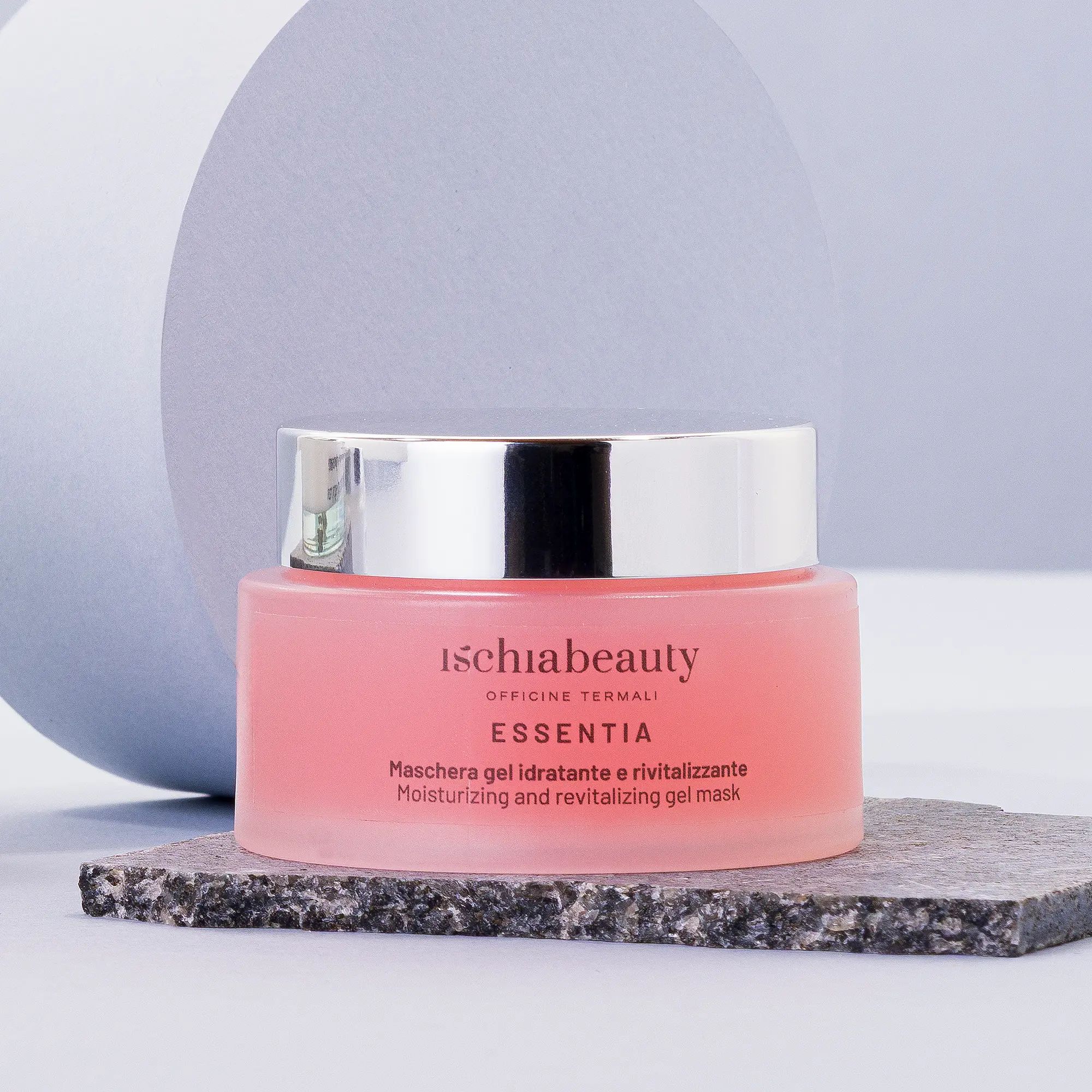 Crema rosa in vasetto di vetro con coperchio argentato. Scritta: ischiabeauty, ESSENTIA, Maschera gel idratante e rivitalizzante.