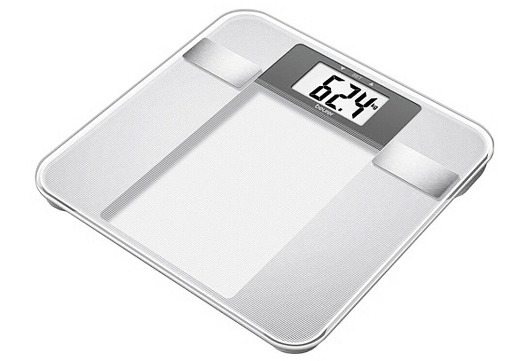 Bilancia digitale con display LCD. Mostra 62,4 kg. Design argento, forma rettangolare con angoli arrotondati. Marchio: Beurer.
