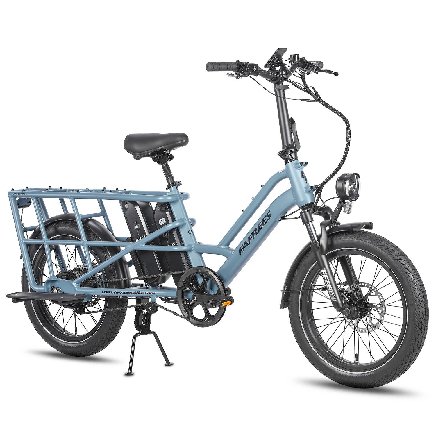 Bicicletta elettrica blu con portapacchi e batterie. Marchio FAFREES. Pneumatici neri e cavalletto.