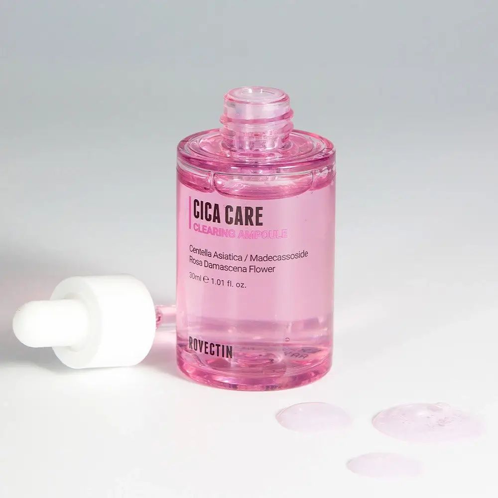Siero rosa in flacone trasparente con contagocce. Scritta: Cica Care Clearing Ampoule. Marchio: ROVECTIN.