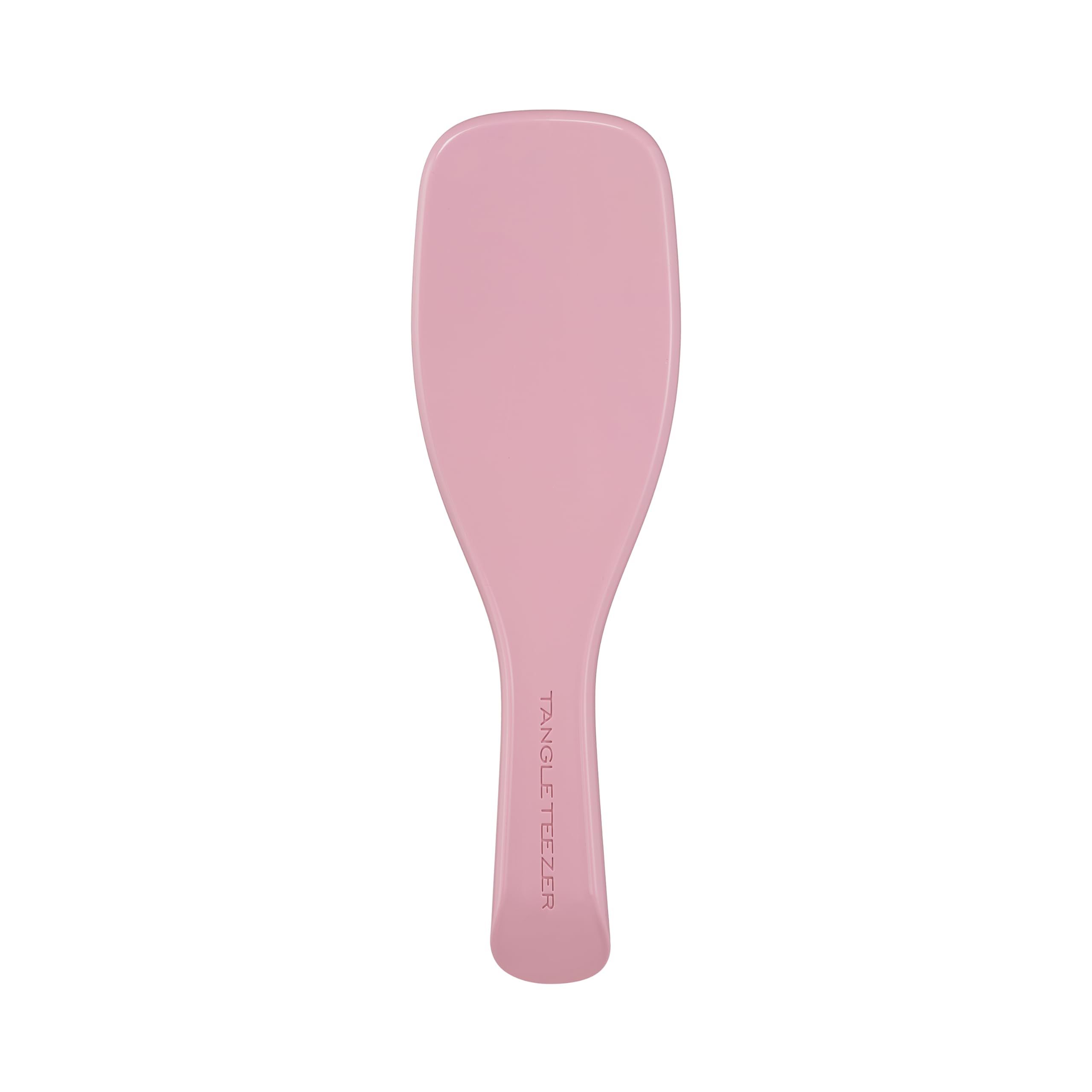 Spazzola per capelli rosa con manico. Il manico è sottile e arrotondato.