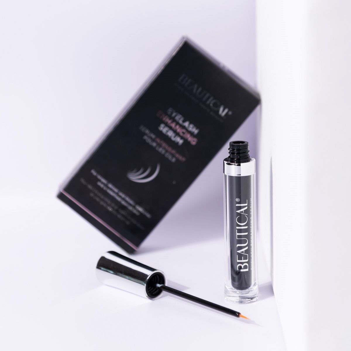 Siero per ciglia Beautical e confezione. Confezione nera, nome del prodotto. Flacone con applicatore.