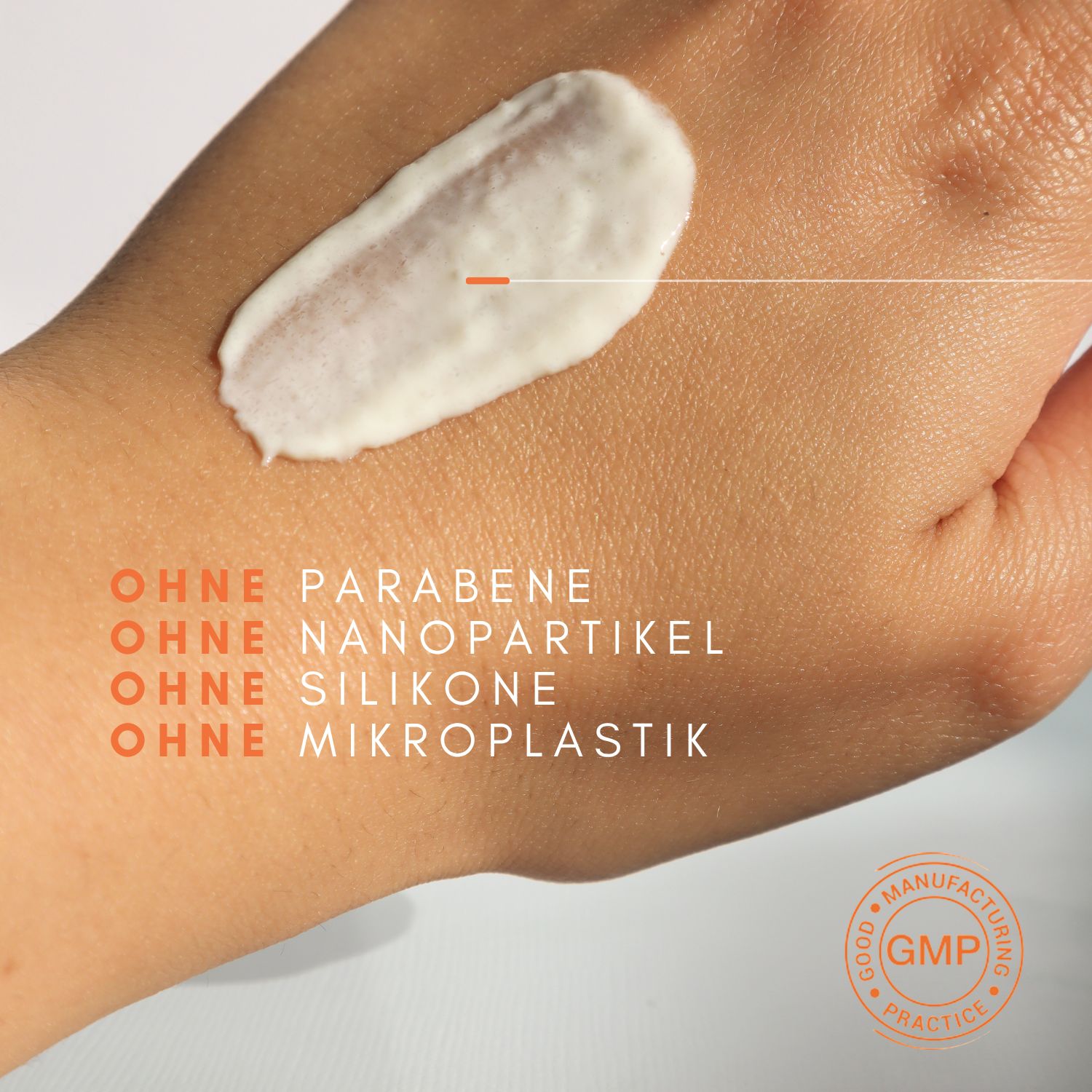 Crema solare applicata sulla mano. Senza parabeni, siliconi, microplastiche.