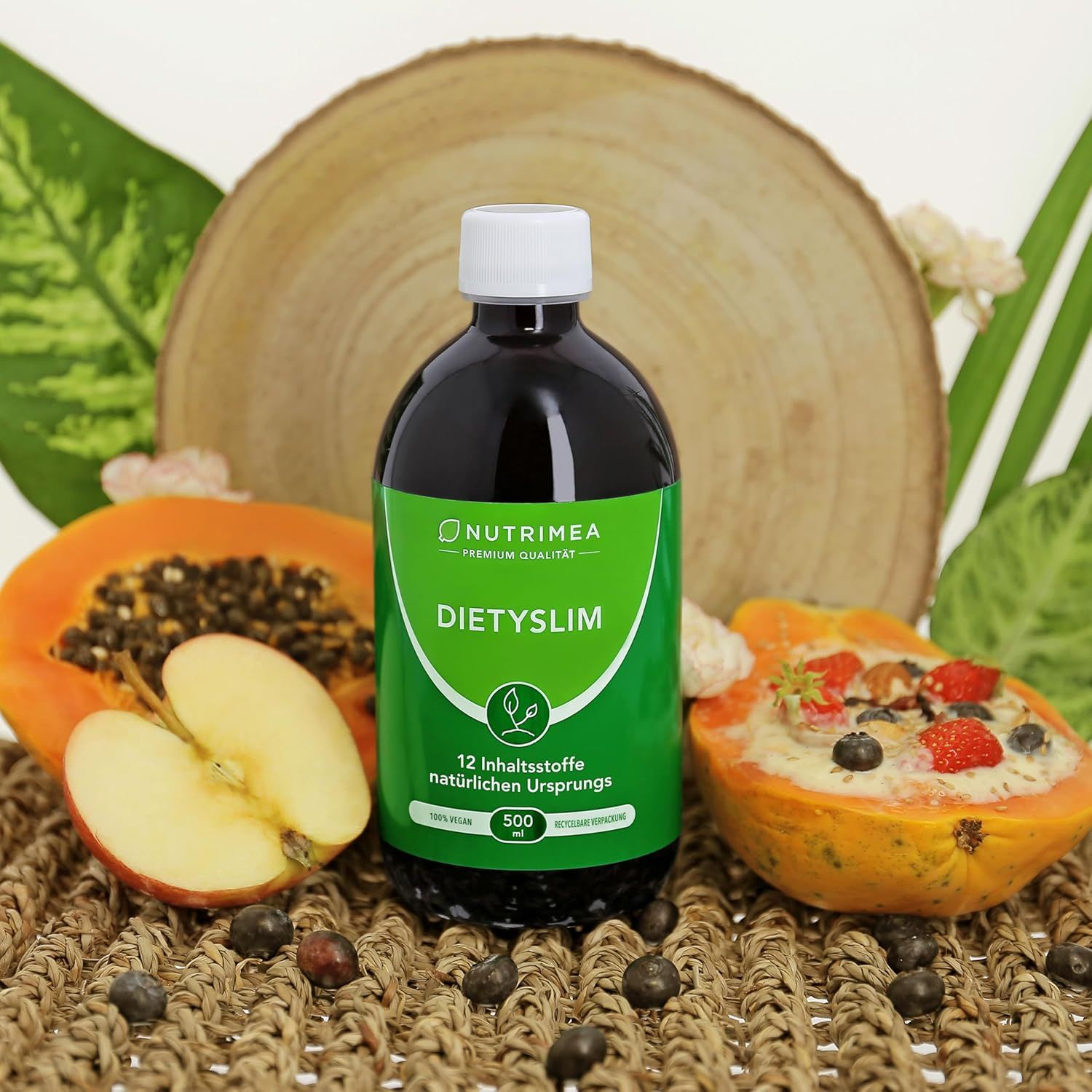 Bottiglia con etichetta verde, circondata da frutta. Testo: 12 ingredienti di origine naturale. 500 ml.
