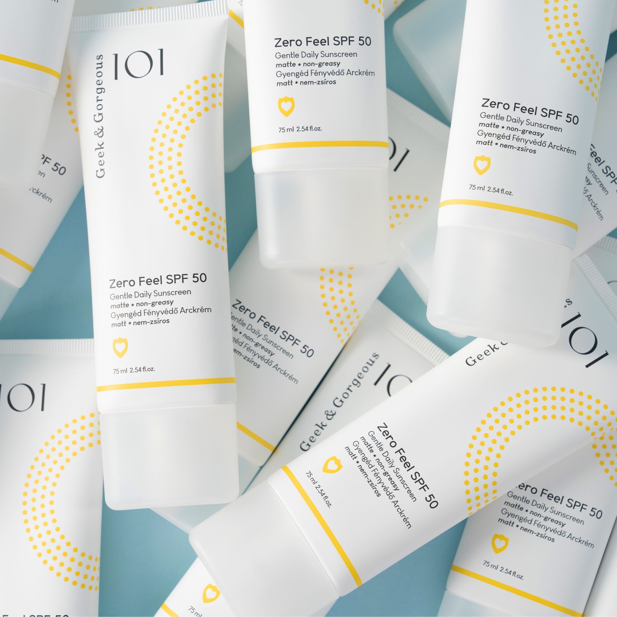 Diversi tubi "Zero Feel SPF 50" su sfondo blu. Marchio: Geek & Gorgeous.