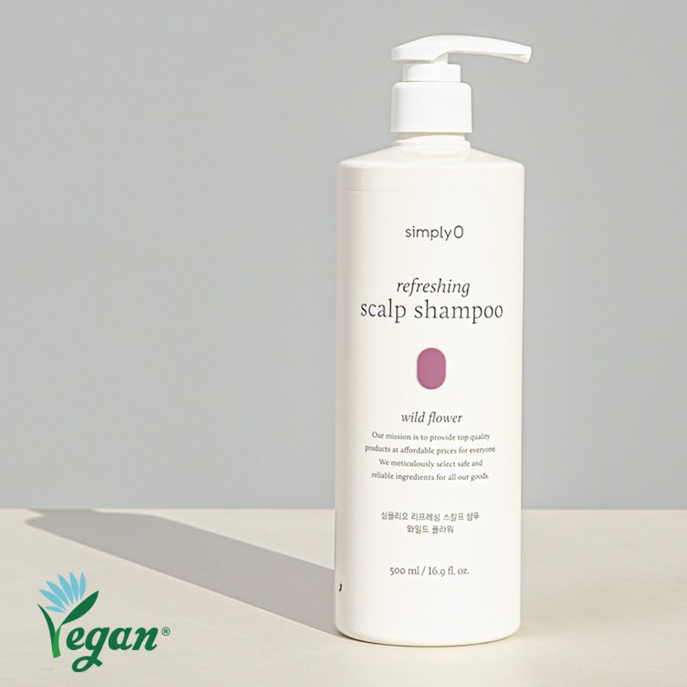Flacone di shampoo bianco con dosatore a pompa. Scritte: simplyO, refreshing scalp shampoo, wild flower. Testo coreano e logo Vegan.