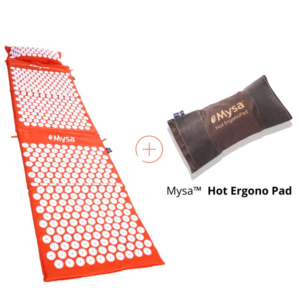 Tappetino per digitopressione arancione e cuscino marrone con punte bianche. Testo: "Mysa Hot Ergono Pad".