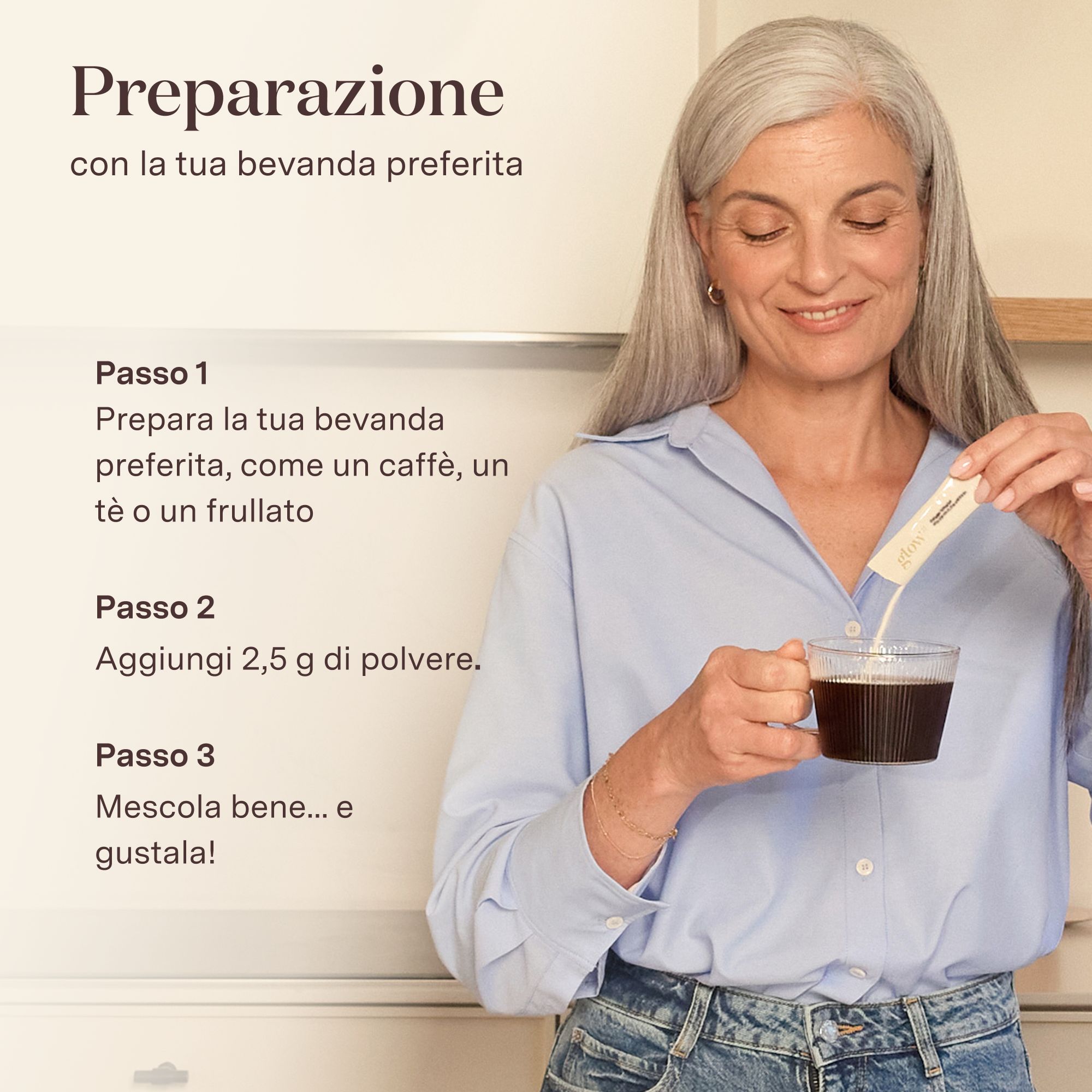 Una donna aggiunge la polvere Glow25 Collagen Intensive in una tazza da caffè.