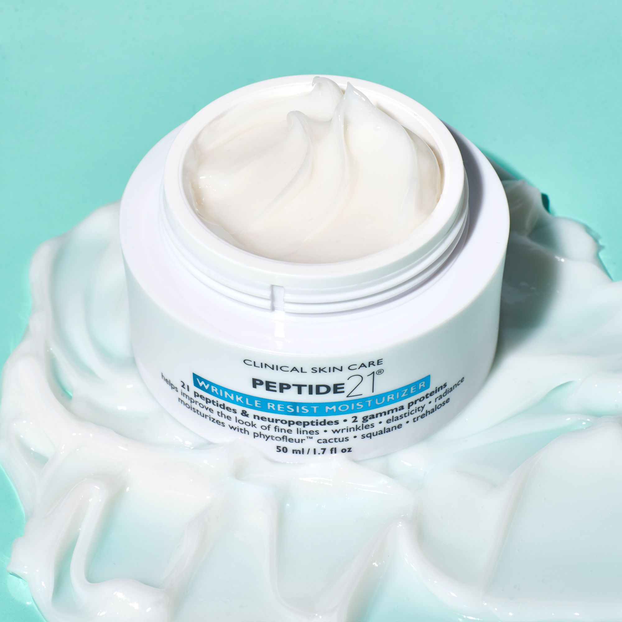 Vasetto bianco aperto con crema. Scritta: Peter Thomas Roth, Peptide 21 Wrinkle Resist Moisturizer. 50 ml/1.7 fl oz. Crema su sfondo.